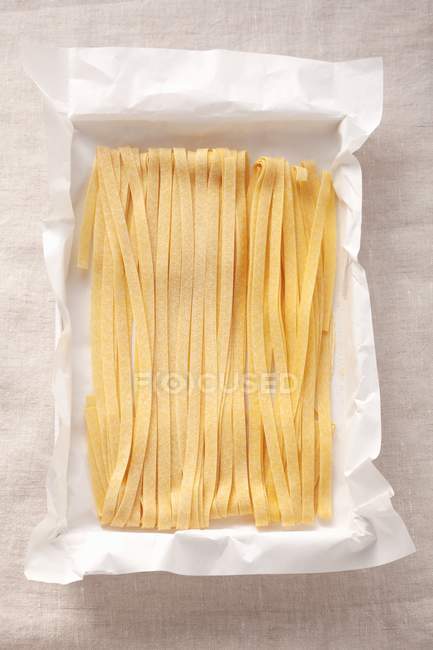 Pastas secas de Tagliatelle - foto de stock
