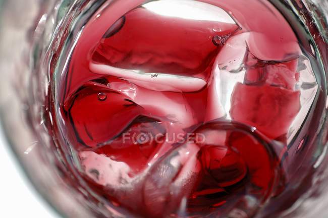 Zumo de fruta roja con cubitos de hielo - foto de stock