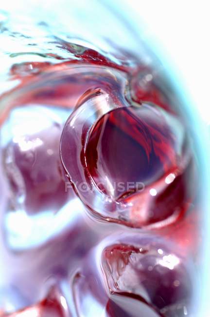 Кубики льоду в склянці соку — стокове фото