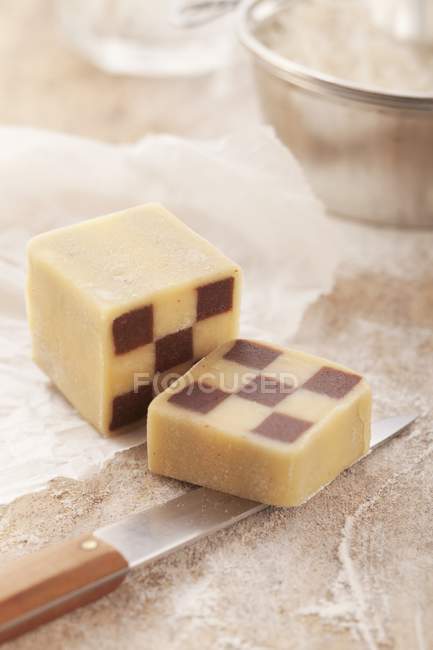 Vue rapprochée de la pâte à biscuits noir et blanc — Photo de stock