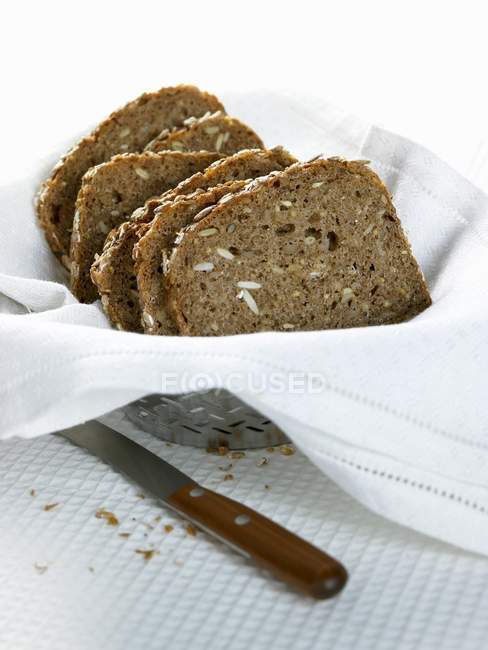 Нарізаний хліб цільнозерновий — стокове фото