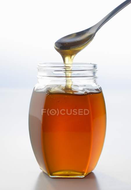 Miel coulant de cuillère — Photo de stock