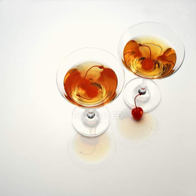 Martini con ciliegie in bicchieri — Foto stock