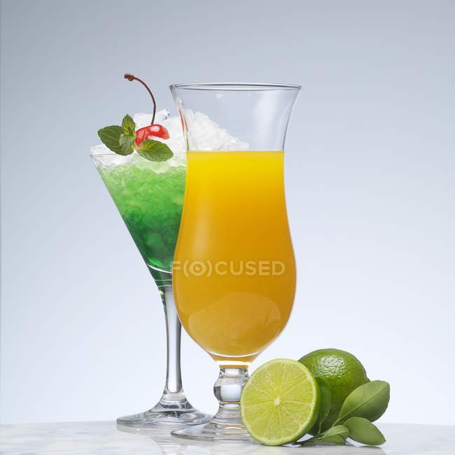 Cocktail feito com licor de hortelã-pimenta — Fotografia de Stock