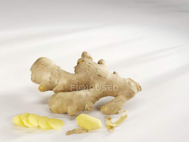 Racine de gingembre frais avec des tranches — Photo de stock