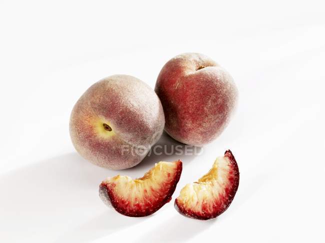 Vineyard peaches whole and in pieces — Stock Photo