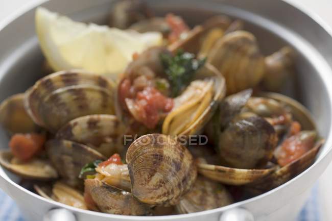 Clams with tomatoes in metal bowl — Stock Photo