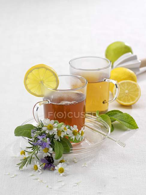 Hot tea in cups — Stock Photo