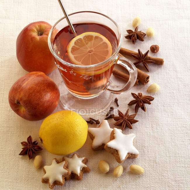 Tè caldo con limone — Foto stock