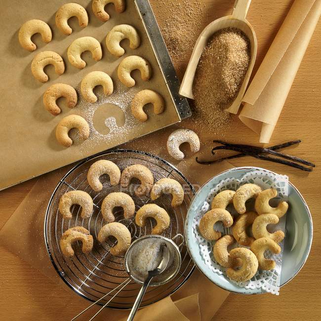 Vista dall'alto di mezzaluna di vaniglia con zucchero a velo e baccelli di vaniglia — Foto stock
