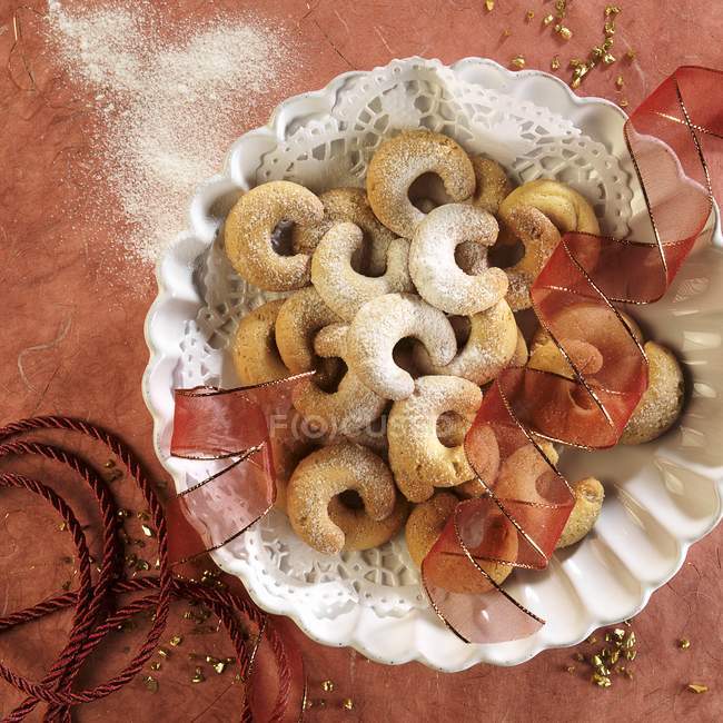 Biscuits in plate with ribbon — Stock Photo