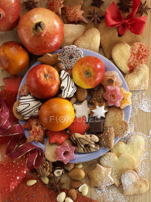 Christmas arrangement of biscuits — Stock Photo