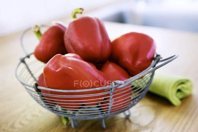 Rote Paprika im Drahtkorb — Stockfoto
