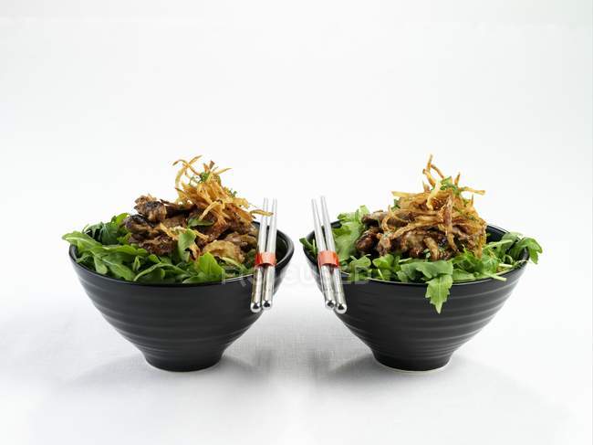 Азиатский говяжий салат — стоковое фото