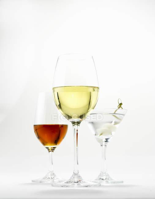 Bicchieri con vino bianco, martini e sherry — Foto stock