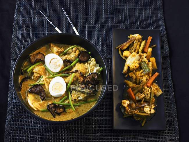 Vue surélevée de deux plats principaux asiatiques — Photo de stock