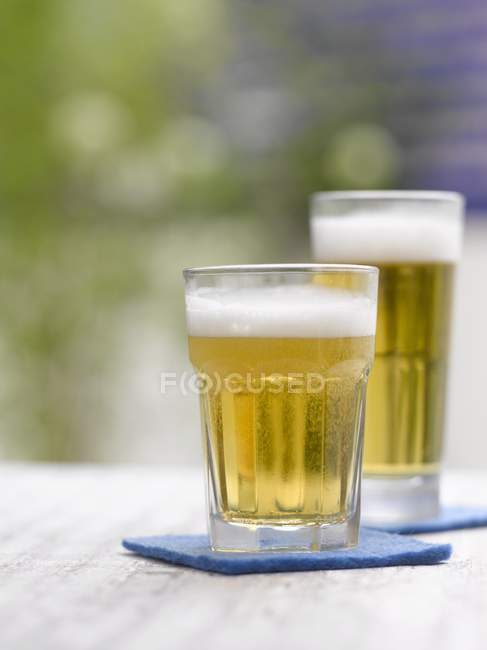Стаканы светлого пива — стоковое фото