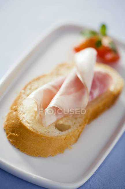 Prosciutto su fetta di pane — Foto stock