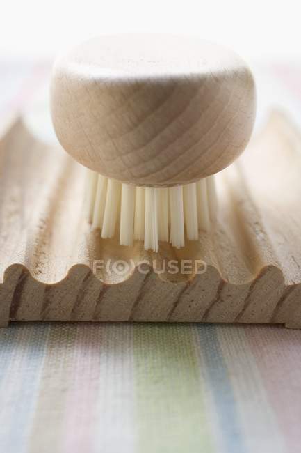 Vista close-up de prato de sabão de madeira com escova — Fotografia de Stock