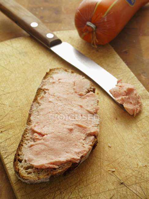 Fatia de pão com teewurst — Fotografia de Stock