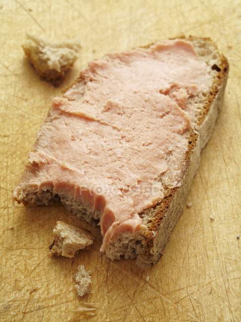 Brot mit Teewurst belegt — Stockfoto