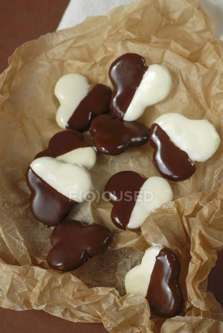 Kekse mit Zuckerguss in Papier — Stockfoto