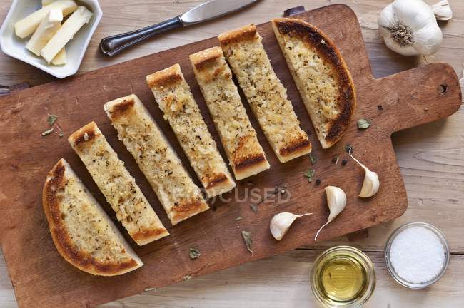 Pan de ajo sobre tabla de madera - foto de stock