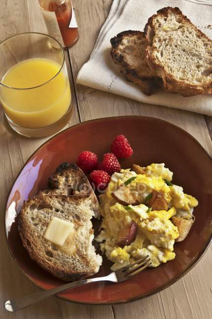 Яйца и картошка на тарелке — стоковое фото