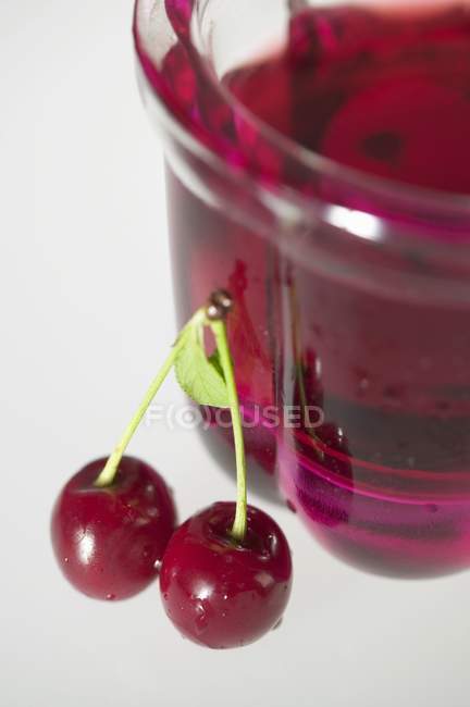 Gelatina di ciliegie nello stampo — Foto stock