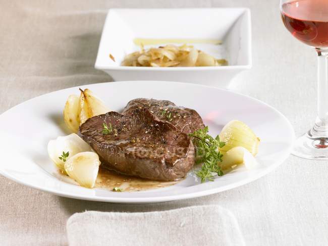 Steak with shallots in plate — Stock Photo
