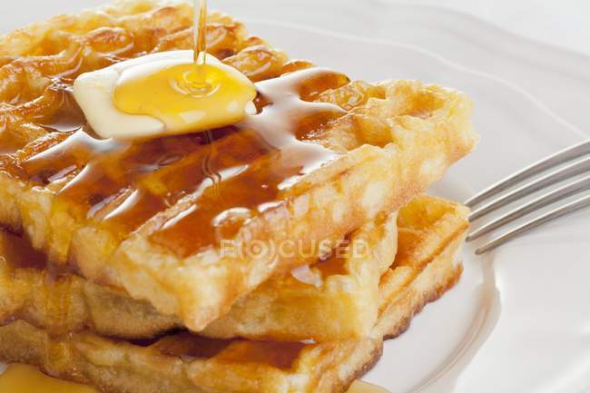 Waffles com manteiga e mel — Fotografia de Stock