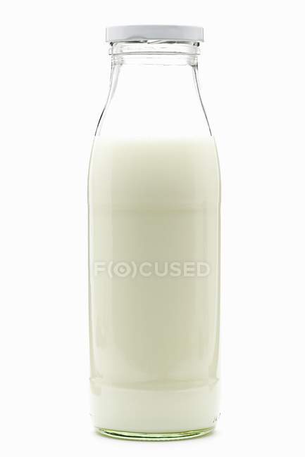 Botella pequeña de leche - foto de stock