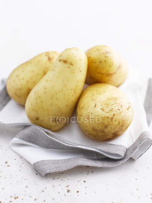 Сырой и мытый картофель — стоковое фото