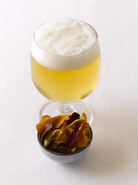 Bicchiere di birra e patatine — Foto stock