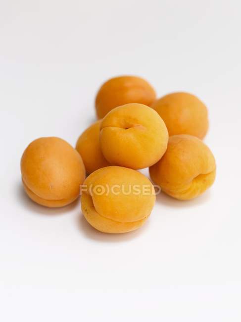 Несколько абрикосов, крупным планом — стоковое фото