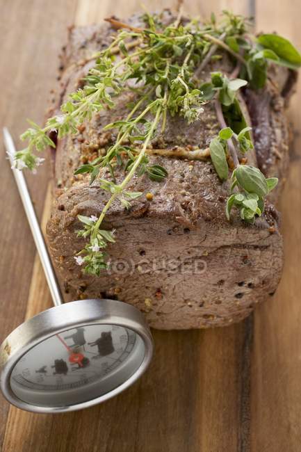 Carne arrosto con erbe — Foto stock