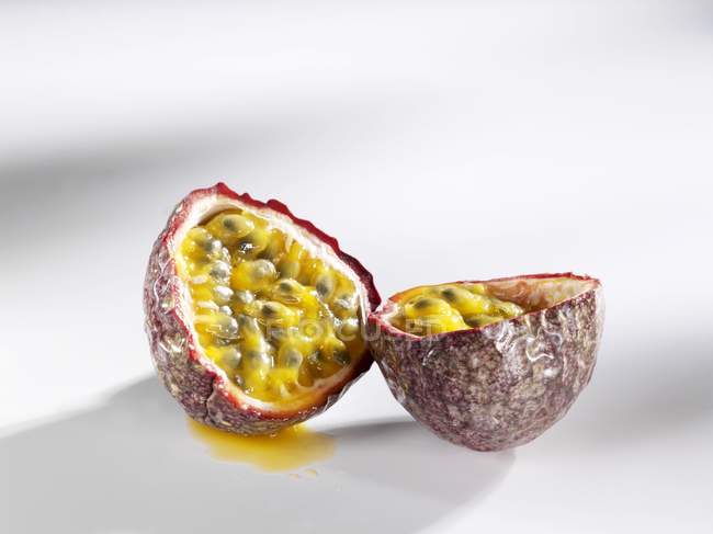 Fresh halved passion fruit — Stock Photo