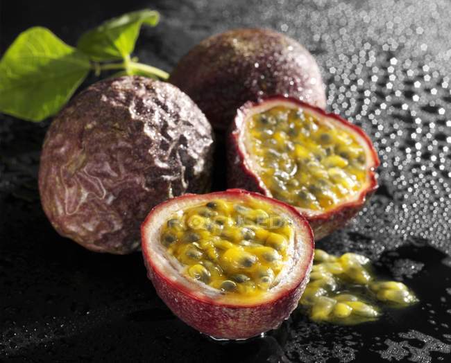 Fresh passion fruits with halves — Stock Photo
