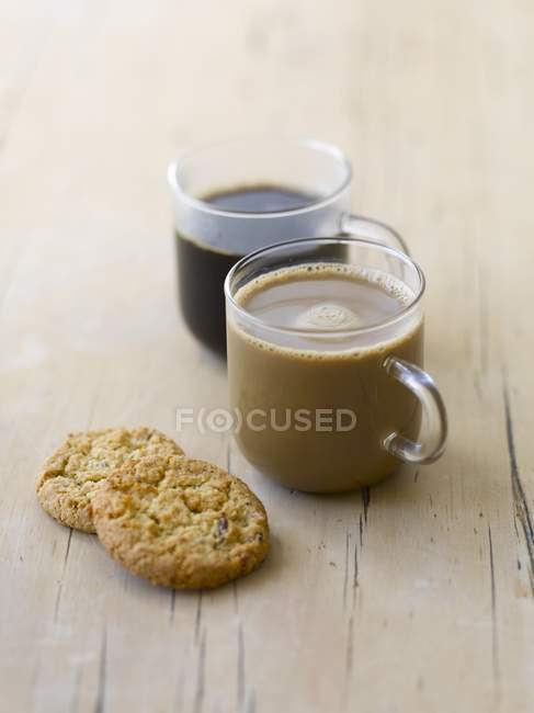 Tazze di caffè di vetro e biscotti — Foto stock