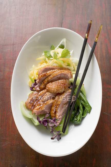 Tranches de poitrine de canard sur les légumes — Photo de stock