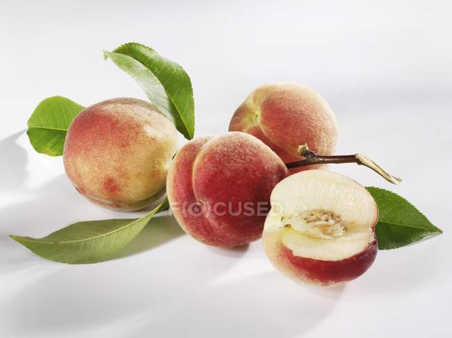 Чотири білі персики — стокове фото