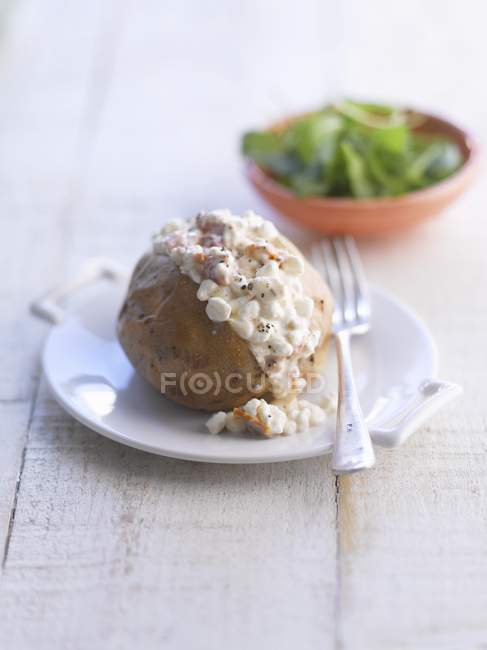 Baked potato with cottage cheese — Stock Photo