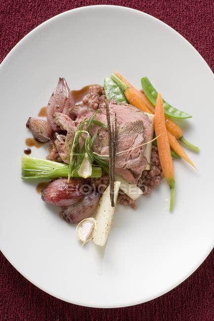 Carne asada sobre verduras - foto de stock