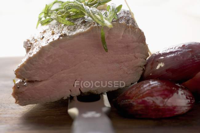 Roasted beef with tarragon and shallots — Stock Photo