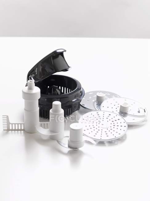 Vue surélevée de divers accessoires pour un robot culinaire — Photo de stock
