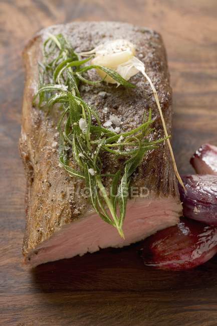 Roasted beef with tarragon and shallots — Stock Photo