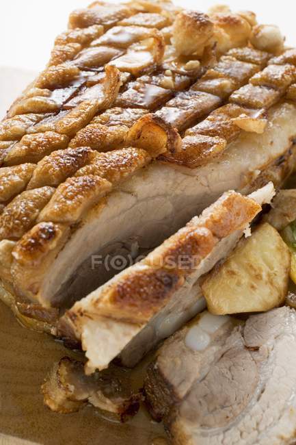 Carne di maiale arrosto parzialmente tagliata — Foto stock