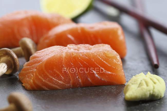 Salmón sashimi, wasabi y setas - foto de stock