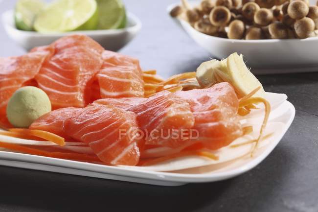 Sashimi, wasabi, setas y limas - foto de stock