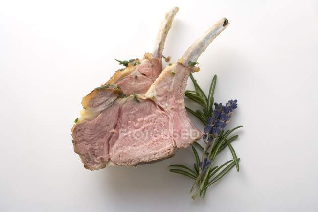 Escalopes d'agneau aux herbes — Photo de stock
